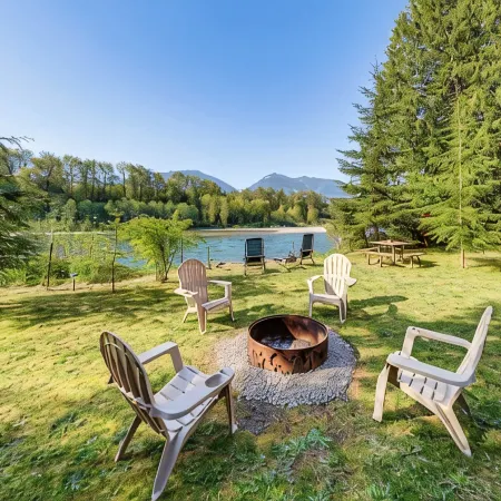 Jay's Salmon Run RetreatBreathtaking Riverfront Views-Hot Tub, Firepit, Pinball