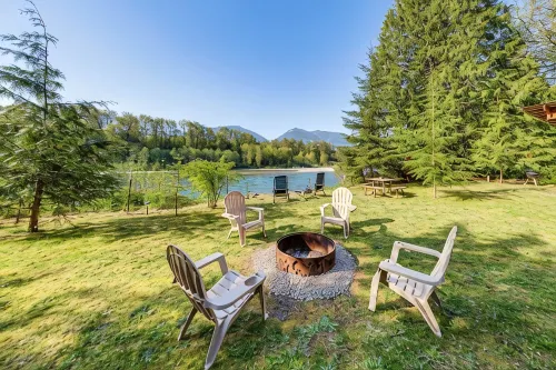 Jay's Salmon Run RetreatBreathtaking Riverfront Views-Hot Tub, Firepit, Pinball - 4 tähden