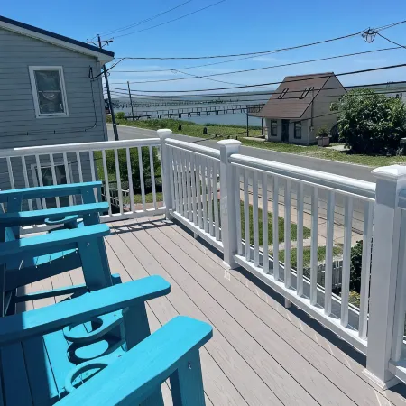 Oysterhaven Cottage with partial Water views! New balcony! Close to Fairgrounds!