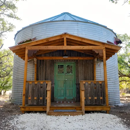 Lampasas' only grain silo cabin. Close to 3 State Parks and Spider Mountain