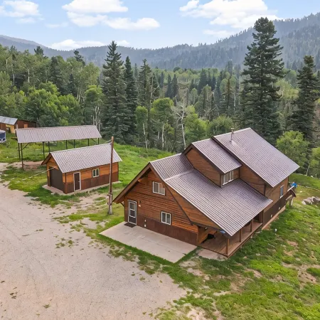 Welcome to Lemon Lodge! Relax and unwind in this private and secluded cabin.