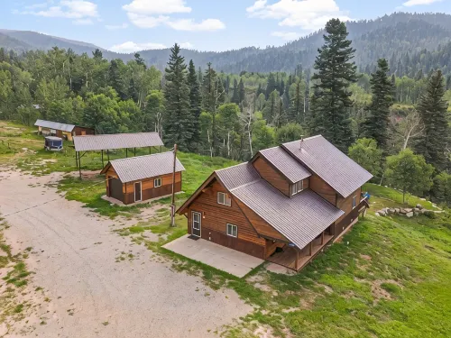 Welcome to Lemon Lodge! Relax and unwind in this private and secluded cabin.
