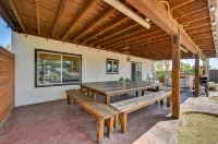 Cozy and quiet 6-bedroom retreat close to outlet mall shopping and more!