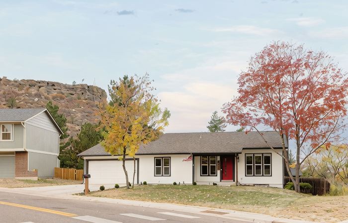 Updated & Spacious 5-bedroom house with Views of the Rock and Mountains