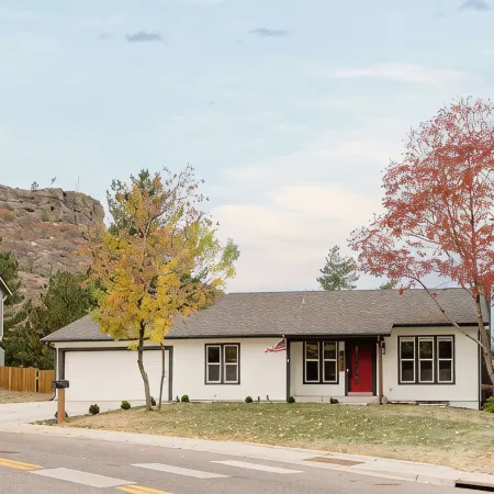 Updated & Spacious 5-bedroom house with Views of the Rock and Mountains