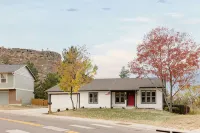 Updated & Spacious 5-bedroom house with Views of the Rock and Mountains