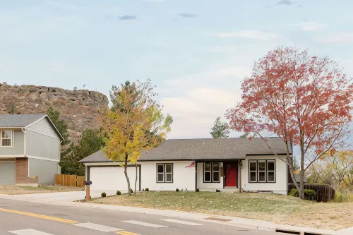 Updated & Spacious 5-bedroom house with Views of the Rock and Mountains - 4-Star