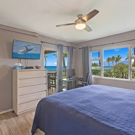 Oceanfront 2Br_2BA Kihei Maui–Stunning Lanai Sunsets, Beach Front, Turtles!