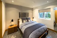 Chalet Champagne Luxury. TRUE ski in/out, 4 bed/4 bath Magnificent Views Hot Tub - 4 Sao