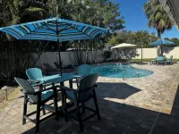 Newly renovated spacious 4BR home with pool & game room, 800m from the Beach - Pools