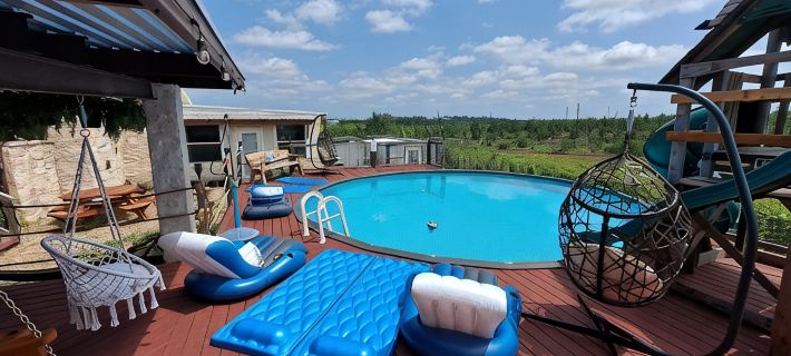 Serene Escape Villa: Pool, Hot Tubs, Games, Sauna, & Steam Room & much more fun! Hotels in Bastrop County