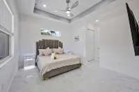 Modern Vacation Home Fully Fences Near Airport - 3-Star
