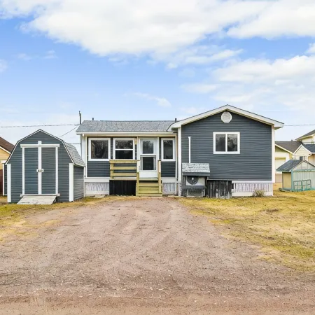 Very cozy and spacious 4-season cottage with easy access to Ocean