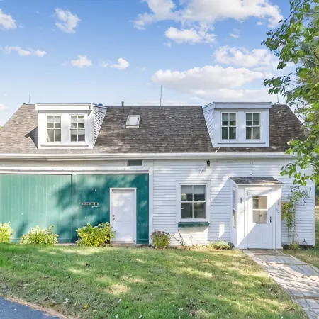 Charming Carriage House on Historic Scenic Farm