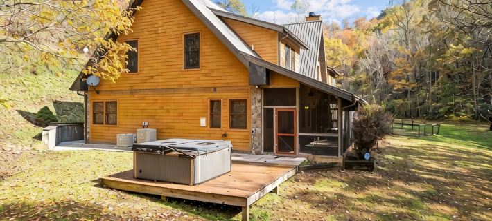 Luxury Creekside Lodge with Hot Tub & Game Room, Great for Large Groups! Hotels in Swain County