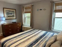 Main Street Retreat 4-bedroom w Hot Tub, Walk to Beach, Harbor & Restaurants - Wifi