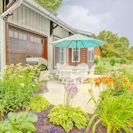Centrally Located in the Heart of Hocking Hills, Minutes from Hiking & Shopping