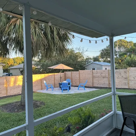 Dogs Welcome-Close to Beach-Fenced Yard