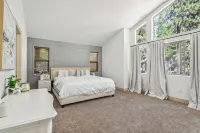 Modern luxurious 3 brm Lake Retreat. 10 mins to ski resorts. Family Friendly - 3-Star