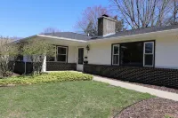 Beachwood Home - Muskegon - walk 2 Lake MI BEACH + local playground + pickleball - 4-Star