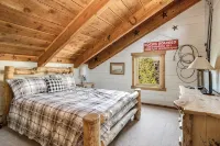 Cabin in the Woods! Pet Friendly, Private Outdoor Hot Tub, Gas Grill, Secluded