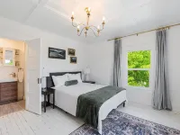 Beautiful 4 bedroom! Hot Tub, Fabulous Downtown Newberg Location! Hotels in Newberg