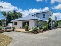 Spacious Coastal Bach | Hot Tub| Pizza Oven | Perfect for Families & Groups - 무료 와이파이