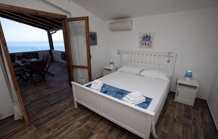 BLUE HOUSE AN EXCLUSIVE PENTHOUSE ON THE SEA OF THE AEOLIAN ISLANDS WITH PARKING