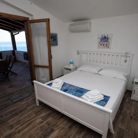 BLUE HOUSE AN EXCLUSIVE PENTHOUSE ON THE SEA OF THE AEOLIAN ISLANDS WITH PARKING