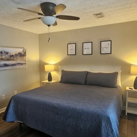 3 bed/3 bath condo close to everything! 1.5 miles from Jordan-Hare Stadium