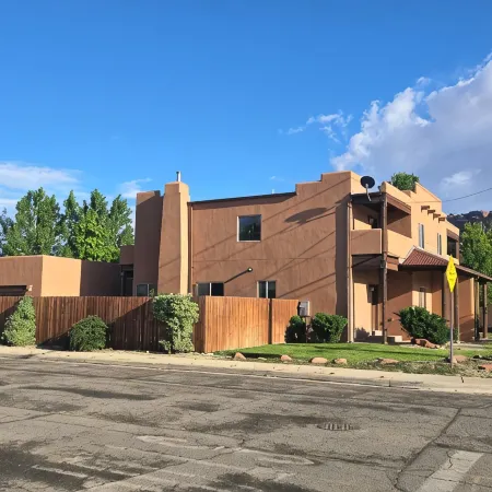 3-bedroom beautiful house in downtown Moab with AC, WiFi, amazing location.