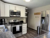Charming 3 Bedroom 2.5 bathroom finished basement, Huge yard and Charcoal grill 배러부 호텔