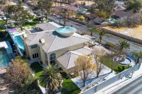 15,000 sqft Mansion 5 min from strip! 1.5 acre compound. Hotel di 