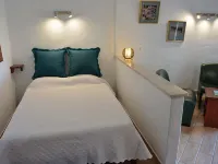 Small apartment in a quiet location with two private terraces and sea views Hotels in Quelfes