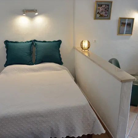 Small apartment in a quiet location with two private terraces and sea views