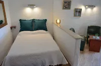Small apartment in a quiet location with two private terraces and sea views