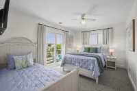 Spacious (multi) Family Home - Walk to Beach and Restaurants - "Cerulean C" - balcón