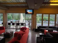 Sow and Piglets Guesthouse - Hostels