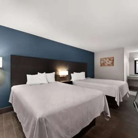 Econo Lodge Inn & Suites
