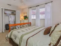 Villa Grande - Spacious Tropical Home - Triple Lot Fenced Yard! Hotels in Venice Gardens