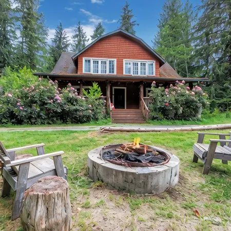 Large Lodge Near Nisqually Entrance, Sleeps 18