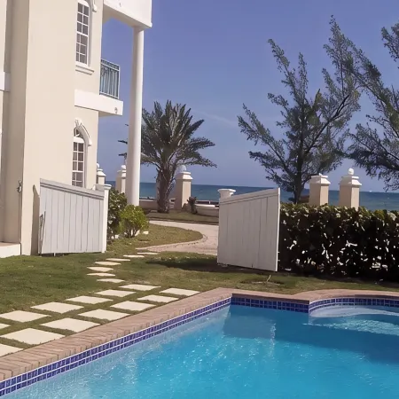 Oceanspray Beach House!!w/ Large Saltwater Pool) in the Heart of the Bahamas.
