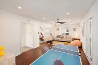 Charming 2-BR Home 3-minute To Belmont Short - Free Parking/Wifi/Pet Friendly - บังกะโล