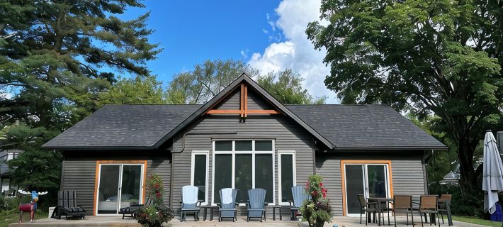 Hot tub, sauna, auto generator, in town of Bracebridge, dock-water toys, pets OK Hotels in Bracebridge