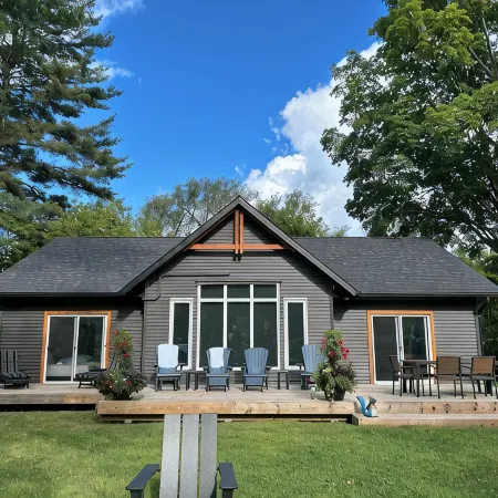 Hot tub, sauna, auto generator, in town of Bracebridge, dock-water toys, pets OK