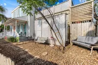 4Br 2.Blks to Beach! Large Decks for Sun&Shade. Easy Walk to Beach & Restaurants - 2-نجوم