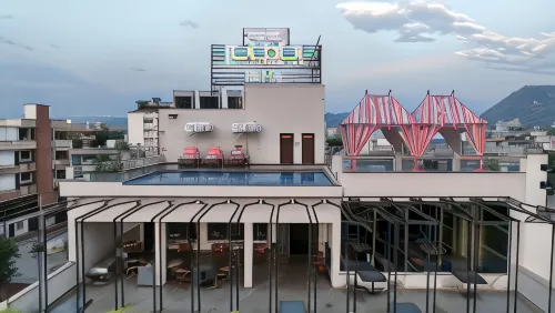 Hotel Bawa Udaipur - สระว่ายน้ำแบบอินฟินิตี้