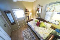 Cottage/Tiny House Living Accommodation in Beaufort for Cost-conscious Traveler - balcony