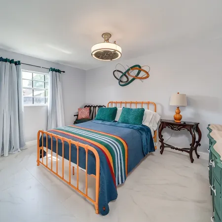 MODERN HOME WITH HEATED POOL! CLOSE TO SAWGRASS MILLS MALL! FLEXIBLE CHECK IN
