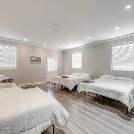 Spacious 8 Bed Home Near North Hills, DT, Airport Отели рядом с достопримечательностью «Торговый центр Triangle Town Center»